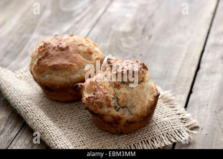 Frisches Brot am Tisch, Nahaufnahme Stockfoto