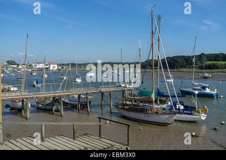 Boote auf dem Fluss Deben in Woodbridge mit Gezeiten-Mühle in Ferne Stockfoto