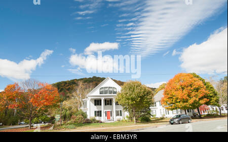 Newfane, Vermont, Nachbarschaft Szene, traditionellen weißen Häusern, lebendige Herbst Bäume und blauer Himmel mit interessanten Wolkenbildung. Stockfoto