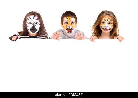 Kindergruppe mit Bemalung über eine weiße Tafel Stockfoto