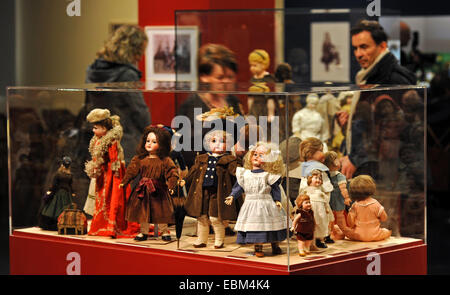 Dresden, Deutschland. 27. November 2014. Die ersten Besucher schauen sich einen Bildschirm voller Puppen im Stadtmuseum (Stadtmuseum) in Dresden, Deutschland, 27. November 2014. Sie sind Teil der neuen Weihnachts-Ausstellung "Die Welt in Miniaturen" mit Spielzeug aus zwei Jahrhunderten aus der Sammlung von Elke Droescher. Die Ausstellung läuft bis zum 1. März 2015 zur Verfügung. Foto: Matthias Hiekel/ZB/Dpa/Alamy Live News Stockfoto