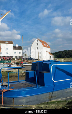 Gezeiten-Mühle bei Woodbridge am Ufer des River Deben Mündung mit Hausbooten Stockfoto