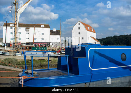 Gezeiten-Mühle bei Woodbridge am Ufer des River Deben Mündung mit Hausbooten Stockfoto