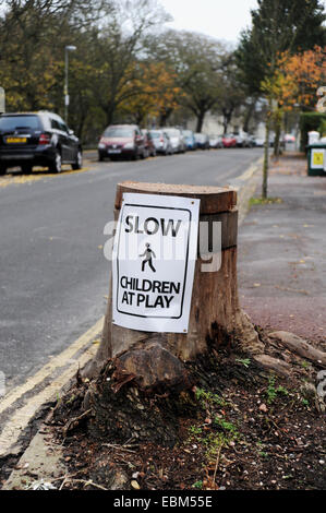 Langsame Kinder am Spiel Warnzeichen für Autofahrer in Brighton UK Stockfoto