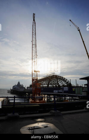 Eastbourne Sussex UK November 2014 - Reparaturarbeiten haben begonnen Am Eastbourne Pier, der einen Großbrand in der erlitt Sommer Stockfoto