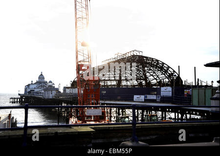 Eastbourne Sussex UK November 2014 - Reparaturarbeiten haben begonnen Am Eastbourne Pier, der einen Großbrand in der erlitt Sommer Stockfoto