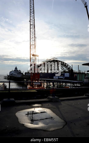 Eastbourne Sussex UK November 2014 - Reparaturarbeiten haben begonnen Am Eastbourne Pier, der einen Großbrand in der erlitt Sommer Stockfoto