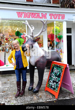 Clair Letton von Wigwam Spielzeug in Brighton, wo sie der letzte Schrei der Thinking Putty verkaufen stammt aus den USA Stockfoto