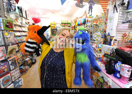 Clair Letton von Wigwam Toys in Brighton mit einem Paar Von bunten Tierpuppen - nur zur redaktionellen Verwendung Stockfoto