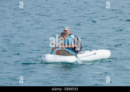 Zwei Männer in einem kleinen Schlauchboot Stockfoto