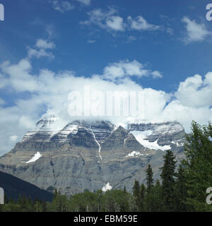 Rocky Mountain Top mit weißen Schnee Stockfoto