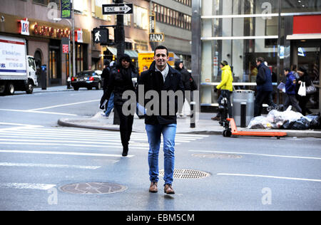 Manhattan New York USA - junger Mann, der die Straße überquert Stockfoto
