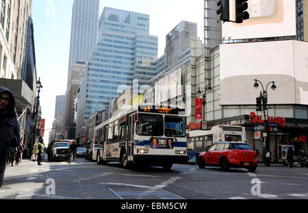 Manhattan New York USA November 2014 - Linienbus fahren durch die Innenstadt Stockfoto