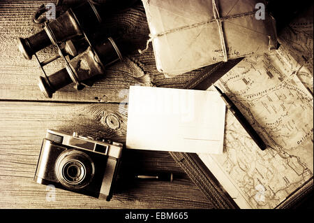 Brief von Reisekonzept - alte Mapholder, Kamera und Fernglas mit vignette Stockfoto