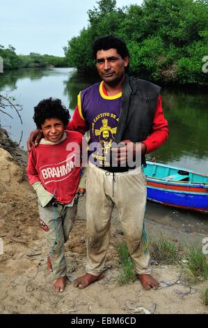 Vater und Sohn - Schalen schwarz Picker - Mangroven in PUERTO PIZARRO. Abteilung von Tumbes. Peru Stockfoto