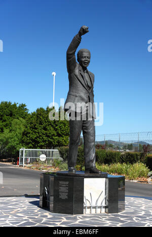 Eine Statue von Nelson Mandela mit seinen rechten Arm in ein Black-Power-Gruß erhoben. Stockfoto