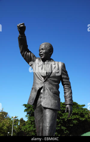 Eine Statue von Nelson Mandela mit seinen rechten Arm in ein Black-Power-Gruß erhoben. Stockfoto