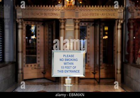 Manhattan New York USA November 2014 - No Smoking innerhalb fünfzehn Fuß von diesem Eingang bei französischen Gebäude Fifth Avenue. Stockfoto