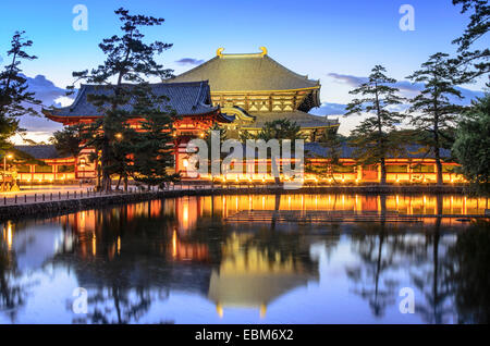 Nara, Japan im Todaiji Tempel in der Dämmerung. Stockfoto