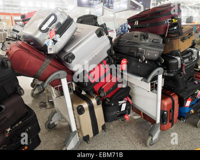Trolleys mit Gepäck am XI Xianyang International Airport terminal 3 in Xian, China Stockfoto