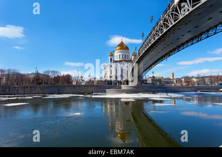 Kathedrale von Christus dem Erlöser und Patriarshy Brücke in Moskau im Frühjahr Stockfoto