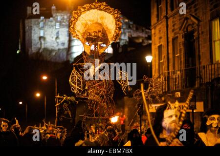 Eine Weide-Struktur auf der Straße auf dem Samhuinn Festival an Halloween in Edinburgh, Scotland, UK erfolgt Stockfoto