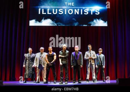 New York, NY, USA. 2. Dezember 2014. Aaron Crow, Kevin James, Jeff Hobson, Dan Sperry, Andrew Basso, Adam Trent, Yu Ho-Jin in die Teilnehmerliste für die ILLUSIONISTEN - Zeuge unmöglich Vorschau Leistung, Marriott Marquis Theatre, New York, NY 2. Dezember 2014. Bildnachweis: Jason Smith/Everett Collection/Alamy Live-Nachrichten Stockfoto