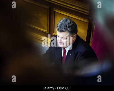 Kiew, Ukraine. 2. Dezember 2014. Präsident Petro Poroshenko--Verkhovna Rada der Ukraine nahm die neue Regierung. Für eine aktualisierte Kabinett 288 Abgeordnete gestimmt. Der neue Minister - drei Ausländer Poroschenko Dekret wurde ukrainische Staatsbürgerschaft gewährt. Als Kopf des Ministeriums der Finanzen eine US Bürger ukrainischer Herkunft Natalia Yaresko ernannt, wurde Minister für wirtschaftliche Entwicklung litauischen Aivaras Abromavicius und dem Minister für Gesundheit - ein Bürger von Georgia Alexander Kvitashvili. Bildnachweis: Igor Golovniov/ZUMA Draht/Alamy Live-Nachrichten Stockfoto