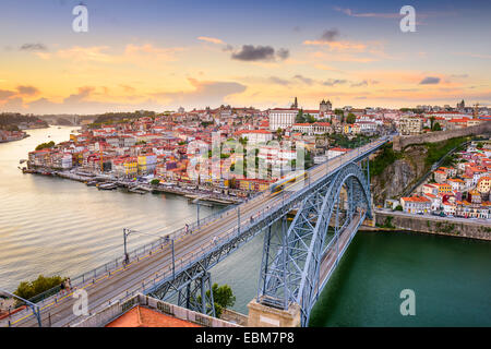 Porto, Portugal Stadtbild auf den Fluss Douro.
