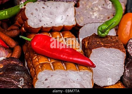 Verschiedene geräucherte Wurst Spezialitäten, auf einen Tisch gestellt und zum Verkauf ausgesetzt. Stockfoto