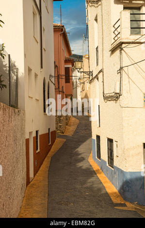 Bergauf Gasse in einem der vielen charmanten Bergdörfern an Costa Blanca Stockfoto