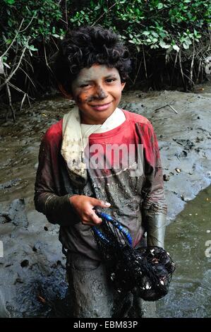 Schwarze Muscheln Picker - Mangroven in PUERTO PIZARRO. Abteilung von Tumbes. Peru Stockfoto