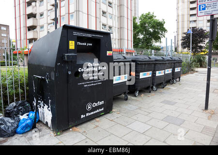 Oxfam sammeln Bank und gemischten recycling-Behälter in Camden Stockfoto