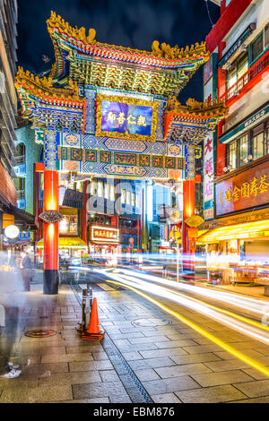 Chinatown in der Nacht in Yokohama. Der Bezirk hat eine 150 Jahre alte Geschichte und ist die größte Chinatown in Japan. Stockfoto