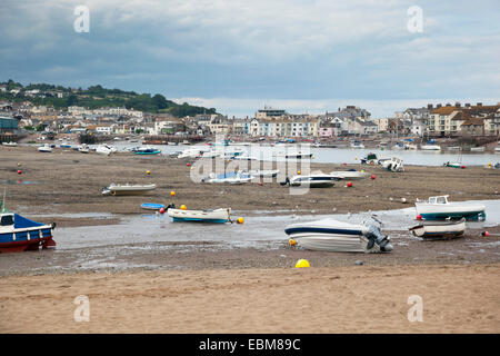 Boote bei Ebbe an der Küste gestrandet Stockfoto