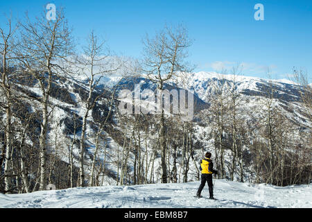 Frau Schnee Shoer und Aspen Mountain im Hintergrund, Trail, Benedikt Hütten in der Nähe von Aspen, Colorado USA Stockfoto