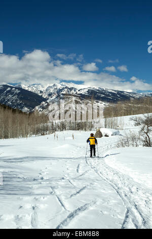 Frau Schnee Dusche und die schneebedeckten Berge im Hintergrund, Trail, Benedikt Hütten, in der Nähe von Aspen, Colorado USA Stockfoto