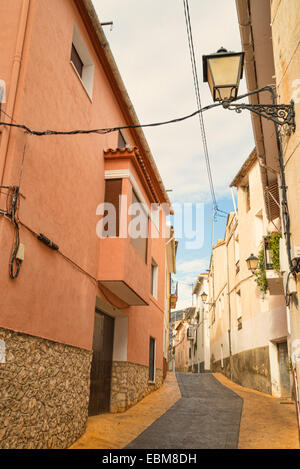 Bergauf Gasse in einem der vielen charmanten Bergdörfern an Costa Blanca Stockfoto