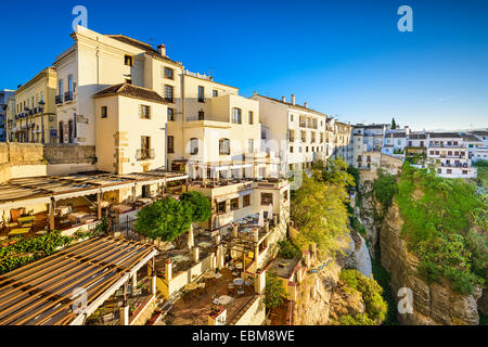 Ronda, Spanien Cliffside Gebäude auf der Tajo-Schlucht. Stockfoto