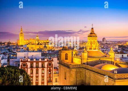 Sevilla Stadt Skyline in der Abenddämmerung. Stockfoto