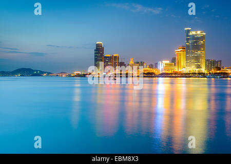 Xiamen, China Skyline von Amoy Insel. Stockfoto