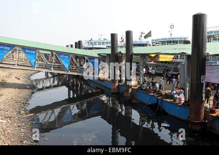 Fähren fahren zum Bootssteg neben Sadarghat Boot Terminal in Dhaka, Bangladesch. Stockfoto