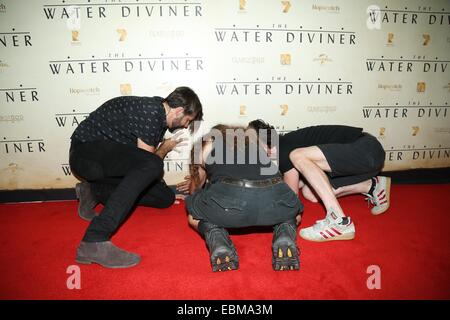 Sydney, Australien. 2. Dezember 2014. Die Rückwand wird in Platz geschoben, bevor Sterne bei der Wasser Rutengänger Weltpremiere am Staatstheater, 49 Market Street, Sydney, NSW, Australien den roten Teppich laufen. In Australien und der Türkei gedreht, ist der Film ein episches Abenteuer vier Jahre nach der Schlacht von Gallipoli im ersten Weltkrieg. Copyright Credit: 2014 Richard Milnes/Alamy Live-Nachrichten. Stockfoto