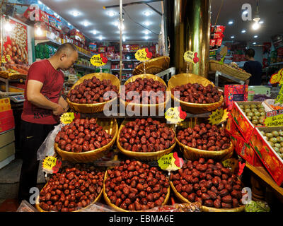 Obst auf dem Display vor einem Lebensmittelgeschäft im muslimischen Viertel von Xian, China, Asien Stockfoto