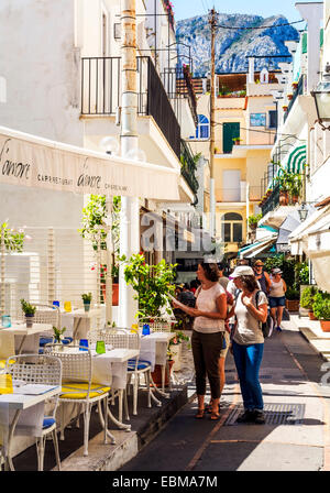 Studentinnen der Speisekarte in einem Open-Air-Restaurant. Stockfoto