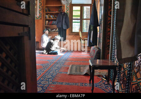 Tägliches Gebet in der Moschee in der Residenz von Shaikh Nazim Al-Haqqani, Führer des Naqshbandi-Haqqani Sufi Ordens, Lefke, Stockfoto