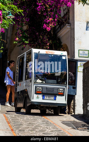 Verkehrsbetriebe mit kleinen Fahrzeugen, um einige der engen Gassen und Alleen auf der Insel Capri zu verhandeln. Stockfoto