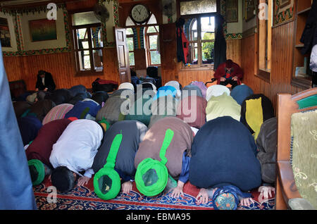 Tägliches Gebet in der Moschee in der Residenz von Shaikh Nazim Al-Haqqani, Führer des Naqshbandi-Haqqani Sufi Ordens, Lefke, Stockfoto