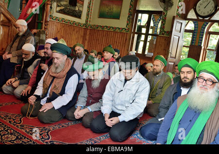 Tägliches Gebet in der Moschee in der Residenz von Shaikh Nazim Al-Haqqani, Führer des Naqshbandi-Haqqani Sufi Ordens, Lefke, Stockfoto