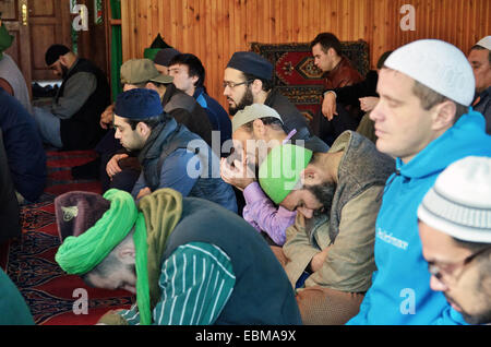 Tägliches Gebet in der Moschee in der Residenz von Shaikh Nazim Al-Haqqani, Führer des Naqshbandi-Haqqani Sufi Ordens, Lefke, Stockfoto